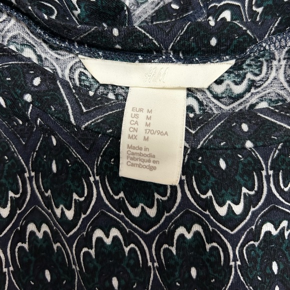 2/$20❤️- SHIRT | Women’s H&M shirt size medium - Picture 4 of 4